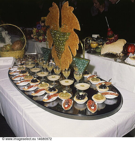 SG hist.  Gastronomie  gedeckte Tische  Buffet  Hotel Vier Jahreszeiten  MÃ¼nchen  1971