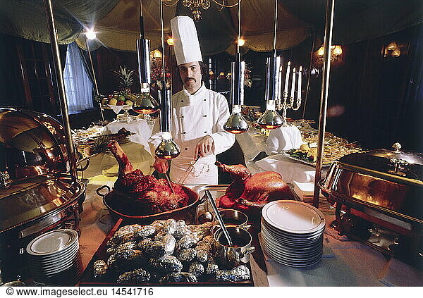 SG hist.  Gastronomie  gedeckte Tische  Koch am Buffet  Hotel Vier Jahreszeiten  MÃ¼nchen  1974
