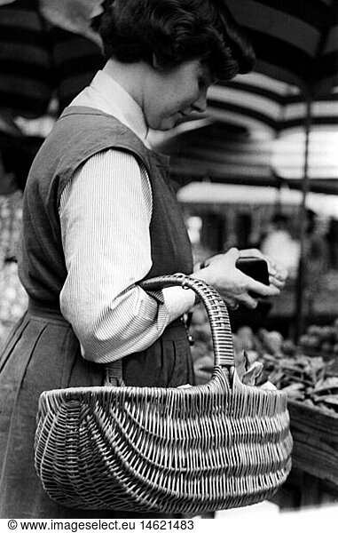 SG hist.  Handel  Markt  Frau beim Einkauf auf dem Markt  1950er Jahre SG hist., Handel, Markt, Frau beim Einkauf auf dem Markt, 1950er Jahre