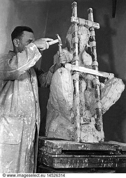 SG hist.  Handwerk  Kunsthandwerk  Bildhauer  Arbeit an einer Skulptur  1930er Jahre