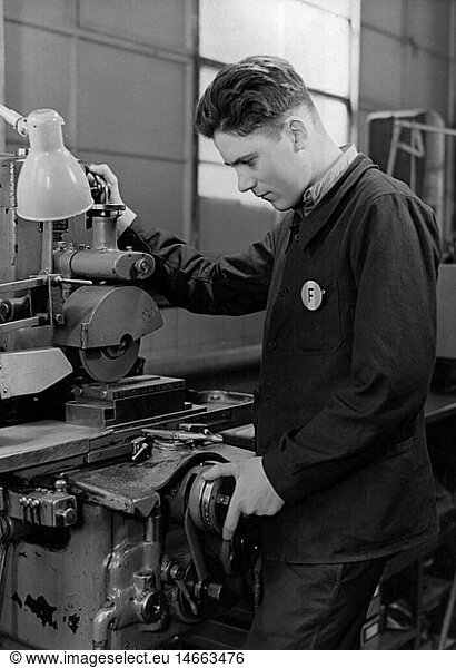 SG hist  Handwerk  Lehrlinge  Lehrling an der Maschine  Deutschland  1950er Jahre