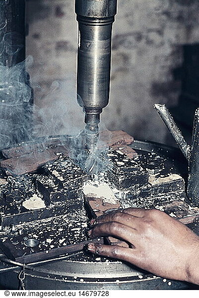 SG hist.  Handwerk  Werkzeuge  Bohrmaschine  1950er Jahre SG hist., Handwerk, Werkzeuge, Bohrmaschine, 1950er Jahre