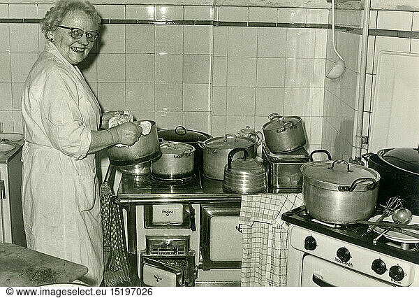 SG hist.  Haushalt  Hausfrau am Herd  Deutschland  um 1959