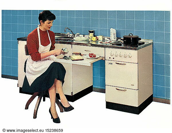 SG hist.  Haushalt  Hausfrau in der KÃ¼che  Werbung  AEG Elektroherd  die KÃ¼chenkombination kostete 1957: DM 1350