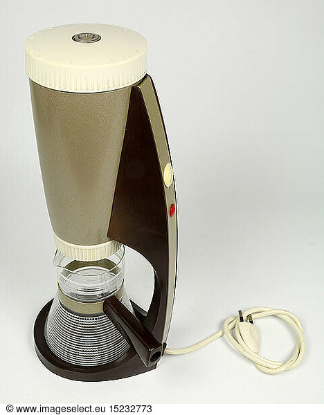 SG hist.  Haushalt  HaushaltsgerÃ¤te  elektr. Kaffeemaschine ISSI  Hersteller: VEB ElektrowÃ¤rme SÃ¶rnewitz  1959  Gestaltung: Klaus Kunis  Waltraud Unger (Studienarbeit an der Hochschule fÃ¼r bildende und angewandte Kunst Berlin-WeiÃŸensee)  1959