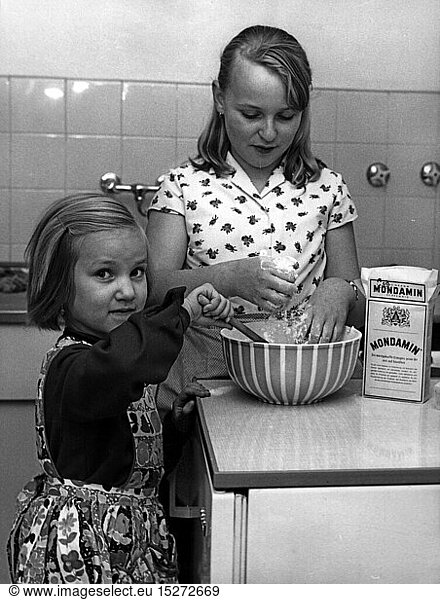 SG hist.  Haushalt  Kochen und Backen  zwei Kinder beim Backen  1965