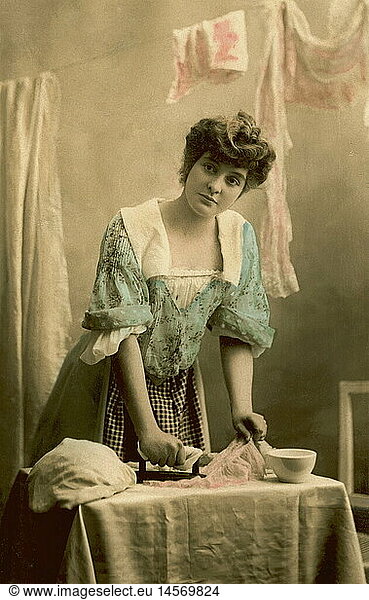SG hist.  Haushalt  WÃ¤sche  BÃ¼geln  Hausfrau mit BÃ¼geleisen  Frankreich  um 1921