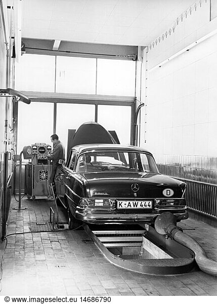 SG hist  Industrie  Autoindustrie  Daimler-Benz AG  Niederlassung KÃ¶ln  Mercedes-Benz 220 S auf dem PrÃ¼fstand  1963