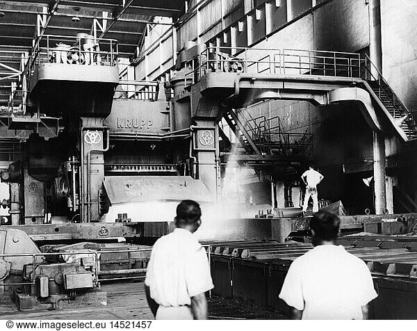 SG hist.  Industrie  Metallindustrie  Stahl  Stahlwerk in Rourkela  Orissa  Indien  Innenansicht  Quarto-Grobblech-Walzwerk von Krupp  1964