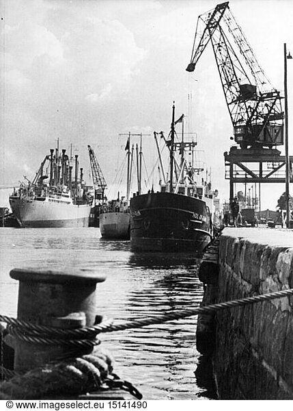 SG hist.  Industrie  Schiffbau  VEB Warnowwerft WarnemÃ¼nde  Rostock  August 1959