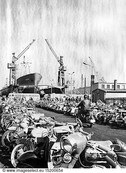 SG hist.  Industrie  Schiffbau  VEB Warnowwerft WarnemÃ¼nde  Rostock  Parkplatz fÃ¼r die Arbeiter  31.10.1965