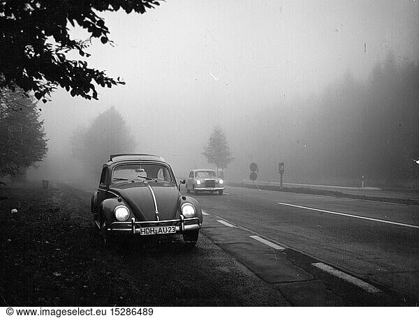 SG hist.  Jahreszeiten  Herbst  VW KÃ¤fer im Nebel am StraÃŸenrand  1970er Jahre