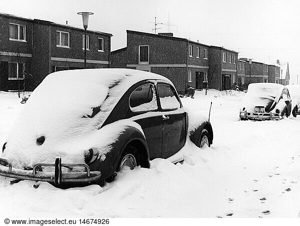SG hist.  Jahreszeiten  Winter  eingeschneite VW KÃ¤fer  Nordrhein-Westfalen  Deutschland  um 1970