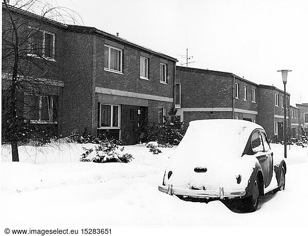 SG hist.  Jahreszeiten  Winter  eingeschneiter VW KÃ¤fer  Nordrhein-Westfalen  1970er Jahre