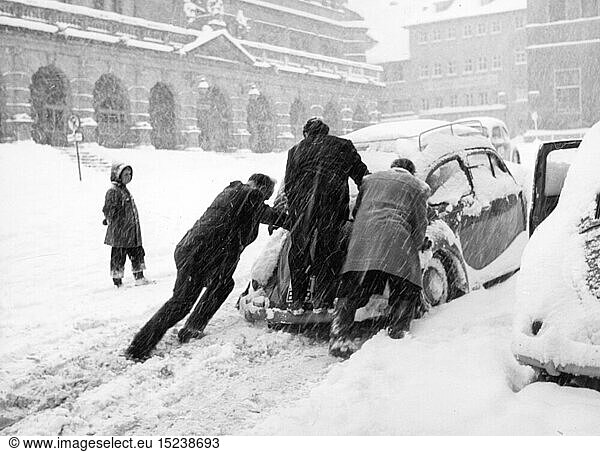 SG hist.  Jahreszeiten  Winter  eingeschneiter VW KÃ¤fer wird angeschoben  1960er Jahre