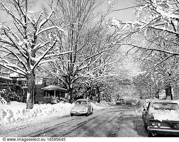 SG hist.  Jahreszeiten  Winter  verschneite StraÃŸe in einer Stadt in den USA  1960er Jahre