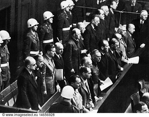 SG hist.  Justiz  Prozesse  NÃ¼rnberger Prozesse  ProzeÃŸ gegen die Hauptkriegsverbrecher  Anklagebank  NÃ¼rnberg  1945 / 1946  aus: 'Sputnik'  Nummer 10  1985