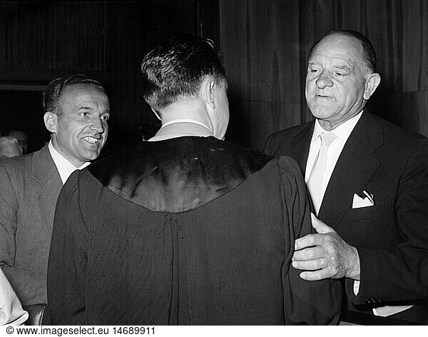 SG hist  Justiz  Prozesse  RÃ¶hm-Prozess  MÃ¼nchen  Mai 1957  der Angeklagte Josef 'Sepp' Dietrich (rechts) wird von Rechtsanwalt Rolf Bossi beglÃ¼ckwÃ¼nscht  14.5.1957  links: der Stuka-Pilot Hans Ulrich Rudel