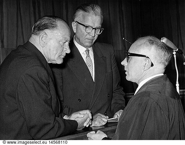 SG hist  Justiz  Prozesse  RÃ¶hm-Prozess  MÃ¼nchen  Mai 1957  die Angeklagten Josef 'Sepp' Dietrich und Michael Lippert im GesprÃ¤ch mit ihrem Rechtsanwalt Alfred Seidl  6.5.1957