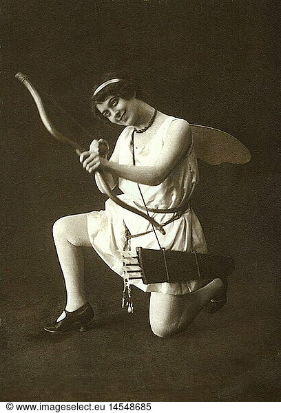 SG hist.  Kitsch  Liebesengel mit Pfeil und Bogen  Frau in Verkleidung  Deutschland  um 1925