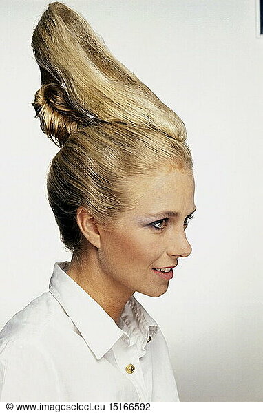 SG hist.  Kuriosa  Mode  Frisuren  Frisur in Form eines Damenschuh  Model Billy zeigt Haarkunstwerk  Friseursalon 'Mirage'  MÃ¼nchen  August 1991