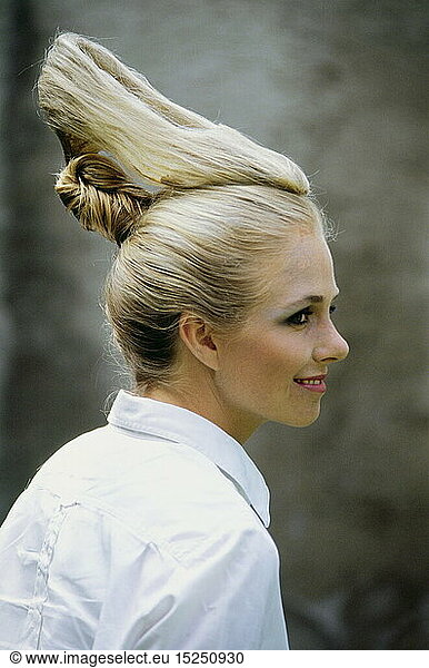 SG hist.  Kuriosa  Mode  Frisuren  Frisur in Form eines Damenschuh  Model Billy zeigt Haarkunstwerk  Friseursalon 'Mirage'  MÃ¼nchen  August 1991