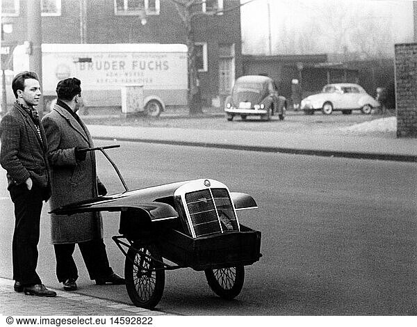 SG hist.  Kuriosa  Verkehr  Auto  Mann transportiert Motorhaube in Leiterwagen  Oktober 1963 SG hist., Kuriosa, Verkehr, Auto, Mann transportiert Motorhaube in Leiterwagen, Oktober 1963,