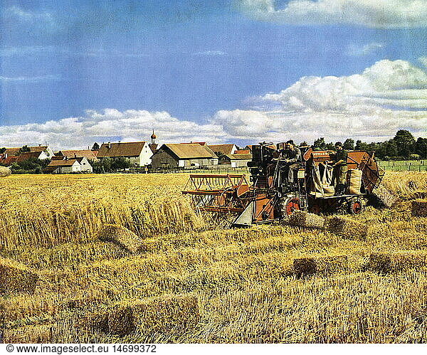 SG hist.  Landwirtschaft  Ackerbau  MÃ¤hdrescher erntet Getreide  Deutschland  um 1955 SG hist., Landwirtschaft, Ackerbau, MÃ¤hdrescher erntet Getreide, Deutschland, um 1955,
