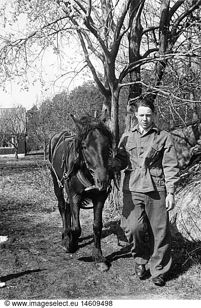 SG hist.  Landwirtschaft  Bauern  junger Bauer fÃ¼hrt eine Pferd auf das Feld  NÃ¤he Sandefjord  Norwegen  Ende 1940er Jahre