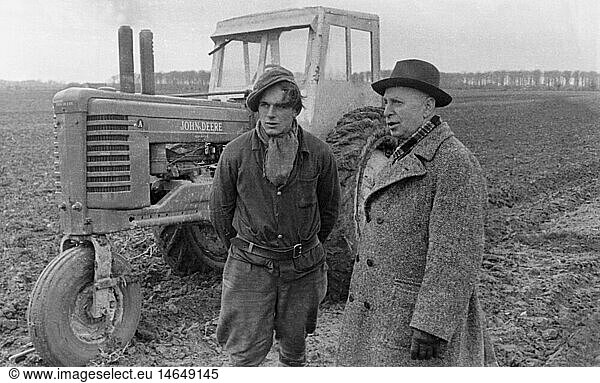 SG hist.  Landwirtschaft  Bauern  Landbesitzer Thomsen im GesprÃ¤ch mit Traktorfahrer  SakskÃ¶bing  1950er Jahre