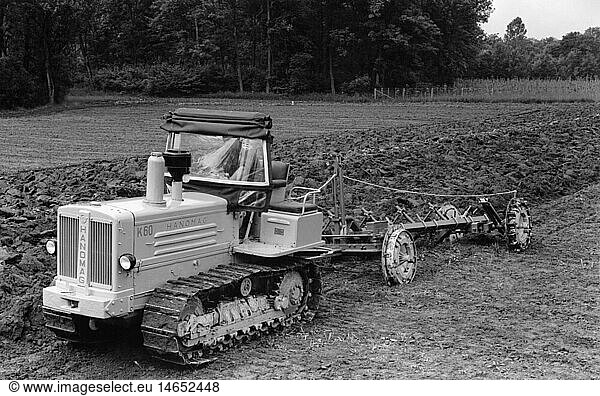 SG hist.  Landwirtschaft  Maschinen  Traktor vom Typ Hanomag K60 beim PflÃ¼gen  1950er Jahre