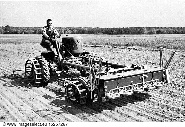 SG hist.  Landwirtschaft  Maschinen  Traktor vom Typ 18 PS 'Alldog' der Heinrich Lanz AG  1951