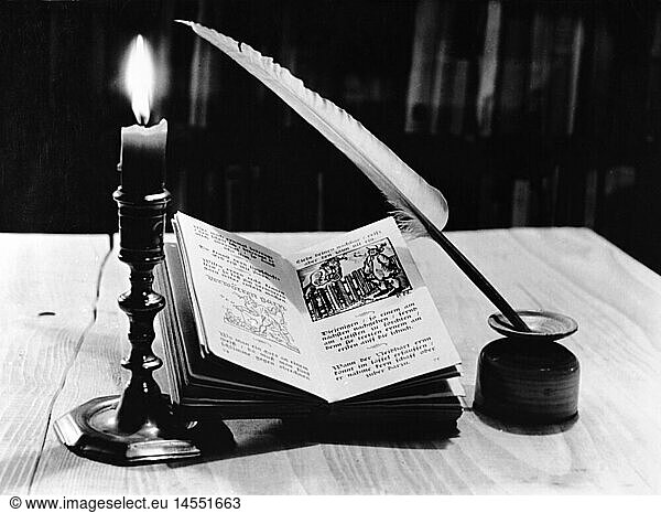 SG hist.  Literatur  BÃ¼cher  Stilleben aus Kerze  Buch und Schreibfeder  20. Jahrhundert