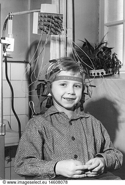 SG hist.  Medizin  Bestrahlung / RÃ¶ntgen / Messungen  Anfertigung eines Elektroenzephalogramms (EEG) bei einem Kind  StÃ¤dtisches Klinikum  Berlin - Buch  1960er Jahre