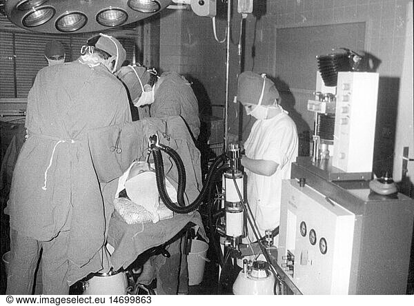 SG hist.  Medizin  Narkose  AnÃ¤sthesieschwester kontrolliert den Kreislauf des Patienten wÃ¤hrend Intubationsnarkose  StÃ¤dtisches Krankenhaus Berlin - WeiÃŸensee  20. Jahrhundert