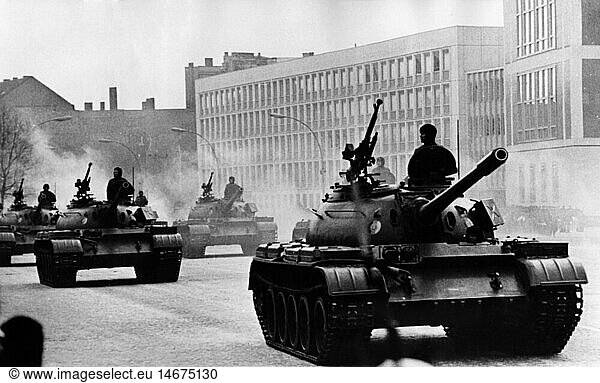 SG hist.  MilitÃ¤r  Deutschland  DDR  LandstreitkrÃ¤fte  Panzer T-55  Parade zum 20. Jahrestag des Ende des Zweiten Weltkriegs/WKII  Marx-Engels-Platz  Ostberlin  9.5.1965