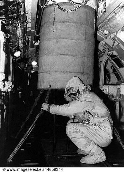 SG hist.  MilitÃ¤r  GroÃŸbritannien  Royal Navy  Soldat fÃ¼hrt AusrÃ¼stung zum Verlassen eines gesunkenen Unterseebootes vor  Gosport  Oktober 1954
