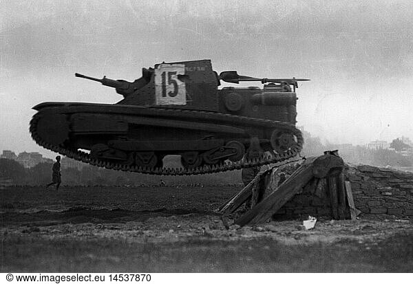 SG hist.  MilitÃ¤r  Italien  Armee  Tankrennen in Italien  1936  Tankette vom Typ Carro Veloce CV-35 (L3/35) Ã¼berwindet ein Hindernis