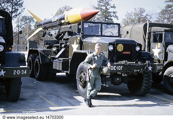SG hist.  MilitÃ¤r  USA  Heer  Raketenartillerie  der deutsche Soldat Dierk Piffko neben einer MGR-1 Honest John Kurzstreckenrakete  1964