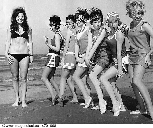 SG hist.  Mode  Bademode  Frauen  in Strandmode  Gruppenaufnahme  1960er Jahre SG hist., Mode, Bademode, Frauen, in Strandmode, Gruppenaufnahme, 1960er Jahre