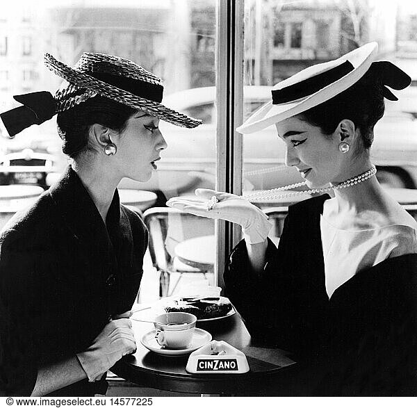 SG hist.  Mode  Damenmode  zwei Damen sitzen sich im Cafe gegenÃ¼ber  1955