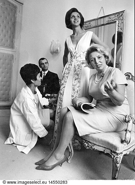 SG hist.  Mode  1960er  Abendmode  junge Frau bei Anprobe eines langen Abendkleides  1960er Jahre.