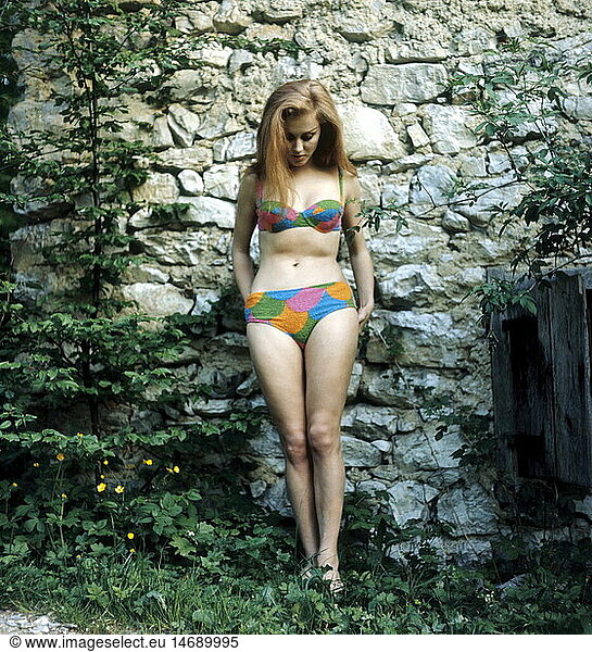 SG hist.  Mode  1960er  Bademode  Frau  Ganzfigur  in Bikini SG hist., Mode, 1960er, Bademode, Frau, Ganzfigur, in Bikini,