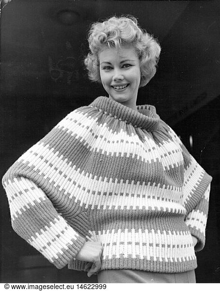 SG hist.  Mode  1950er  Ã¼bergrosser Pullover  vorgefÃ¼hrt von Stafford Hutchinson  'Katja of Sweden' Modenschau  London  17.4.1959
