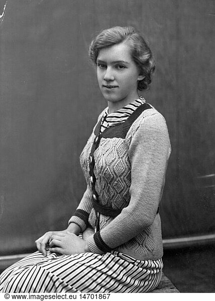 SG hist.  Mode  1930er  Frau mit Strickjacke  um 1930