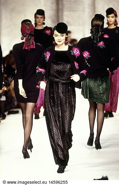 SG hist.  Mode  1980er  Mannequin  in Kleid und Strickjacke  Ganzfigur  Laufsteg  Pret-a-porter  Herbst/Winter Kollektion  von Christian Dior  1988/1989