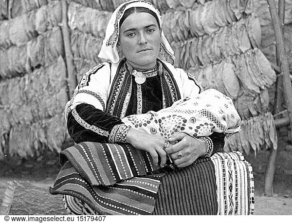SG hist.  Mode  Tracht  Frau mit Baby in Landestracht  Jugoslawien  Mitte 20. Jahrhundert