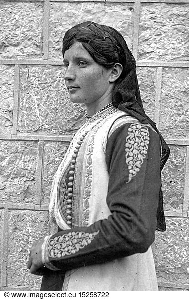 SG hist.  Mode  Tracht  junge Frau in Landestracht  Jugoslawien  Mitte 20. Jahrhundert