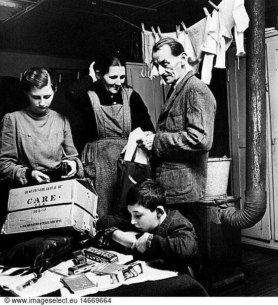 SG hist.  Nachkriegszeit  CARE Programm  deutsche Familie beim Auspacken eines Care-Pakets  um 1949 SG hist., Nachkriegszeit, CARE Programm, deutsche Familie beim Auspacken eines Care-Pakets, um 1949,