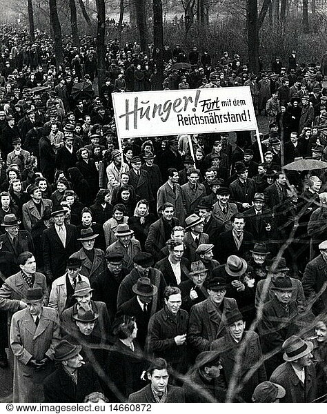 SG hist.  Nachkriegszeit  Politik  Deutschland  Demonstration gegen Hunger  DÃ¼sseldorf  15.4.1947 SG hist., Nachkriegszeit, Politik, Deutschland, Demonstration gegen Hunger, DÃ¼sseldorf, 15.4.1947,